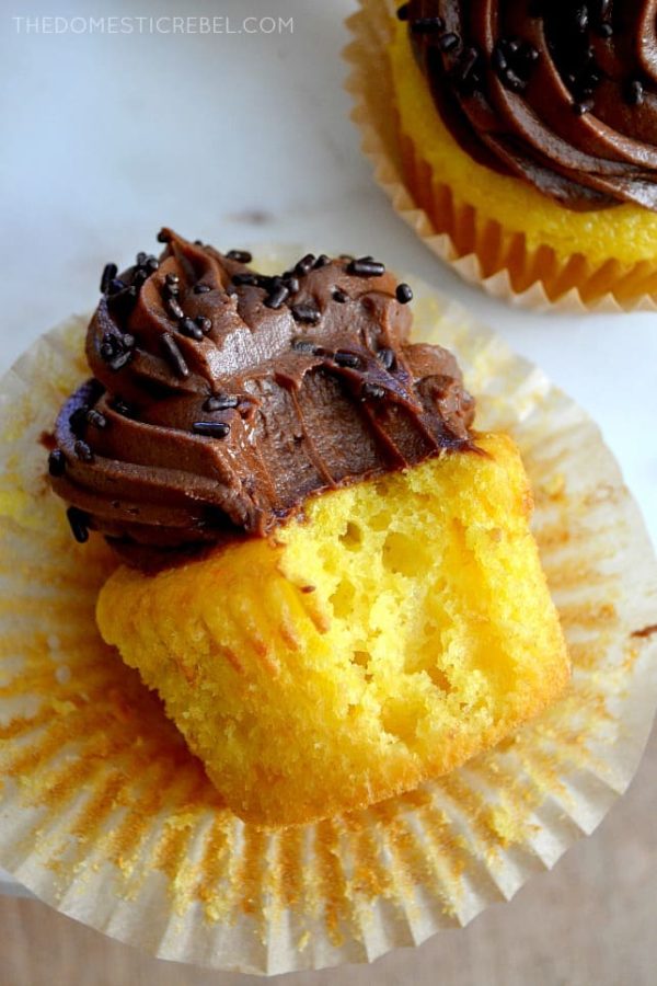 cupcake de cenoura com ganache de chocolate