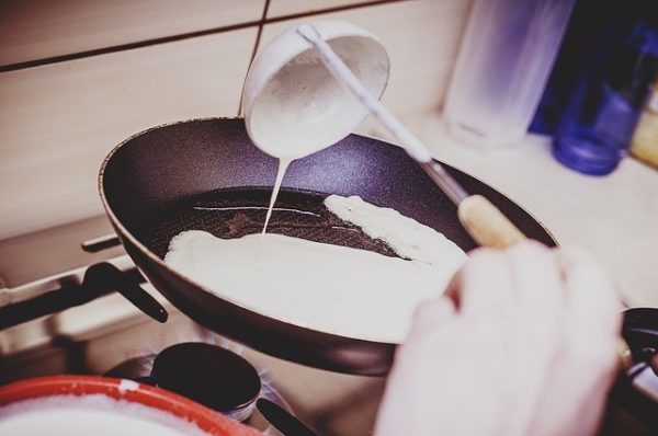 Pães com farinha de arroz na frigideira com massa de pão sem glúten