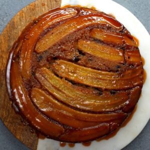 bolo de banana com caramelo por cima