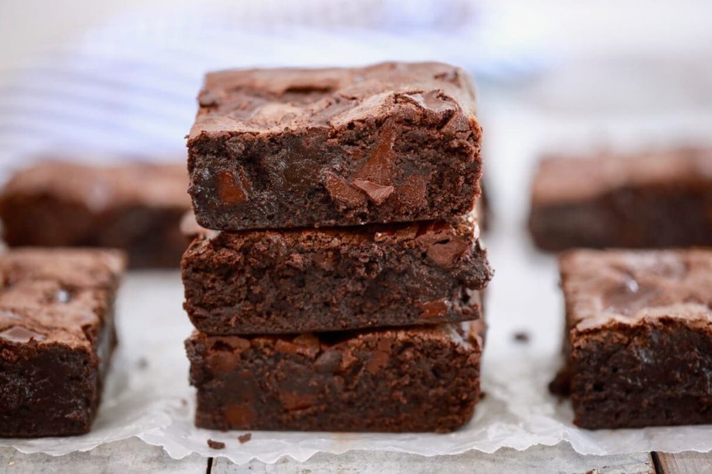 brownie com chocolate em barra